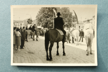 Foto Kötzting / 1920-1940 / Strassenansicht / Pferd / Umzug / Fahnen